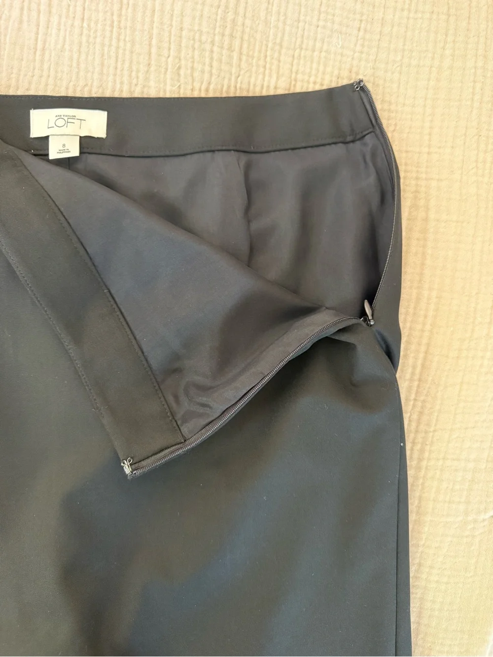 Ann Taylor LOFT Black  Straight Short Knee Length Pencil Skirt, size 8